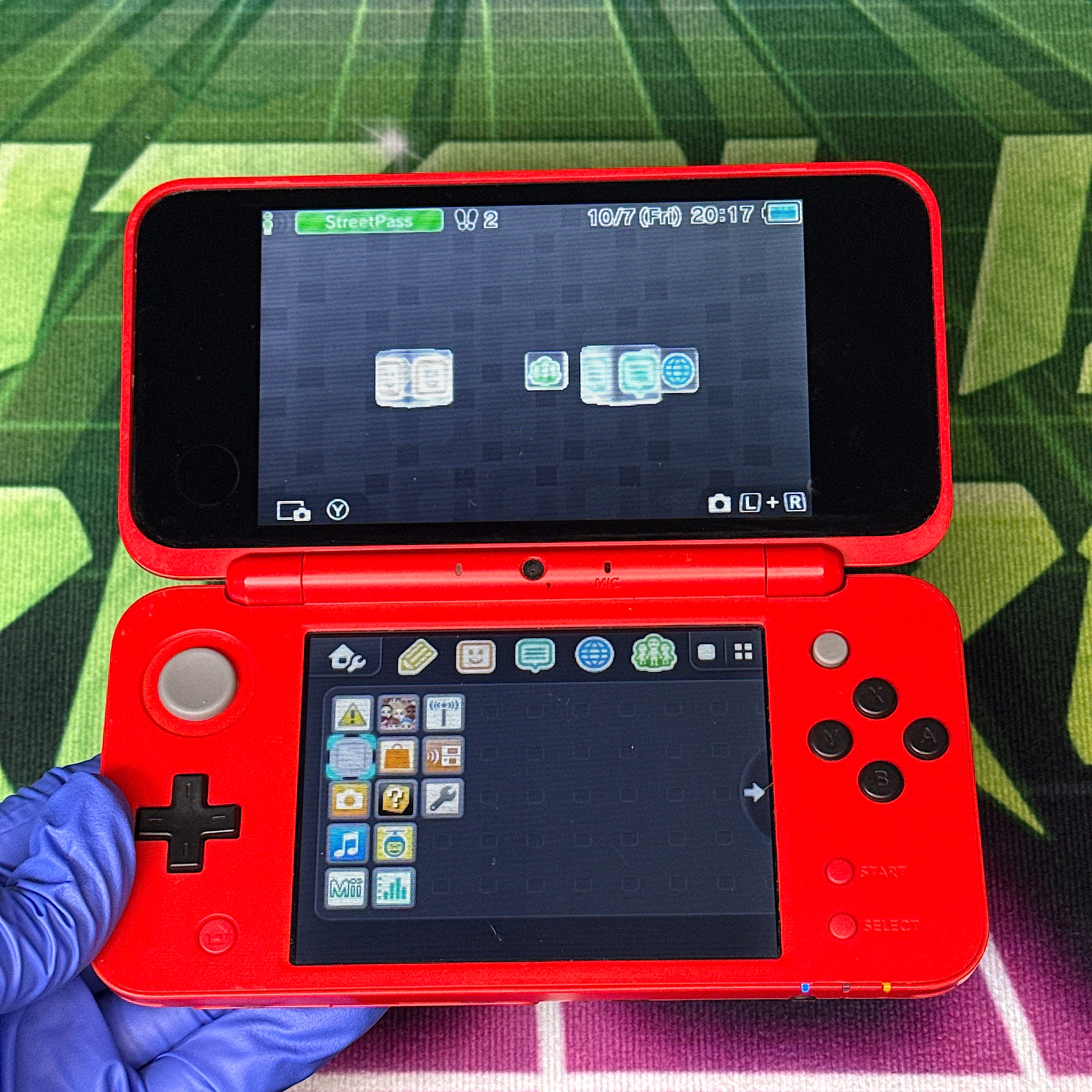 New Nintendo 2DS XL - Poké Ball Edition