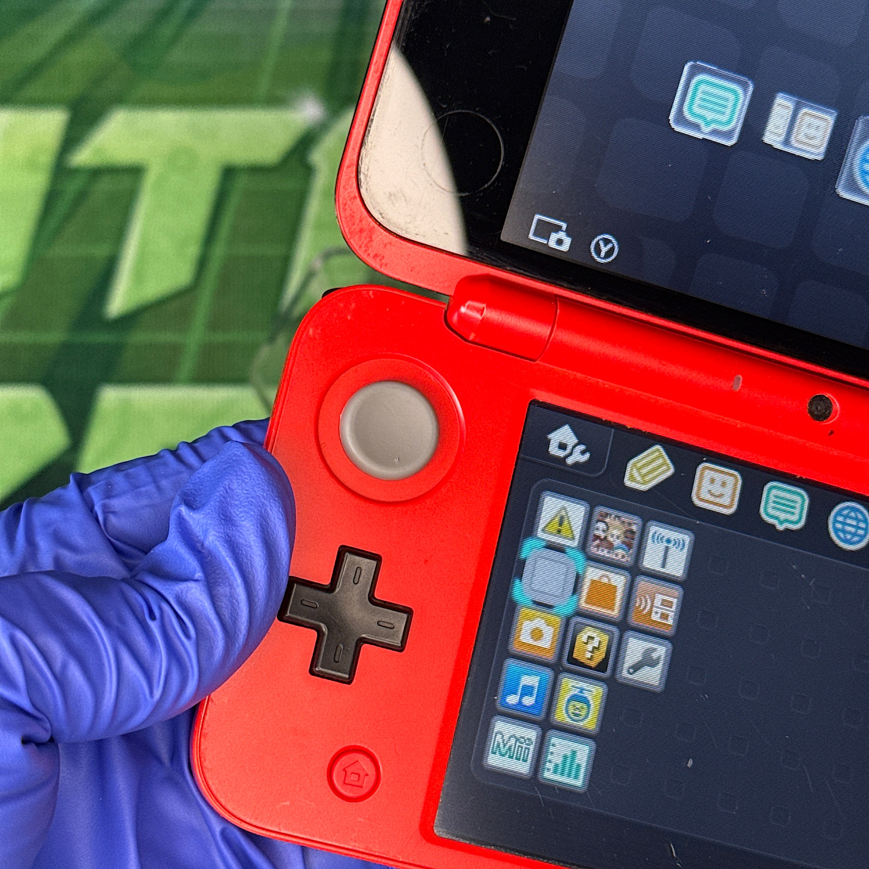 New Nintendo 2DS XL - Poké Ball Edition