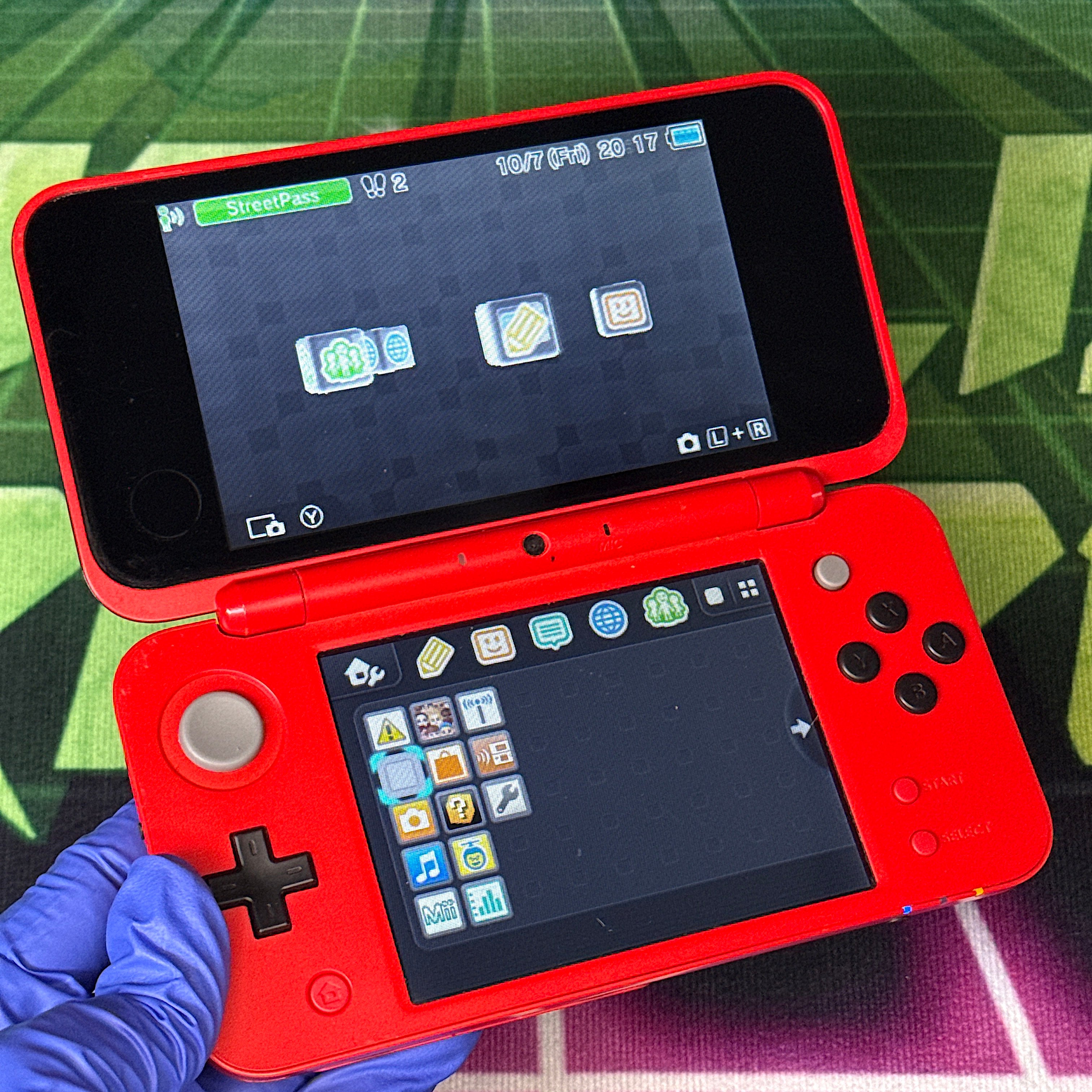 New Nintendo 2DS XL - Poké Ball Edition