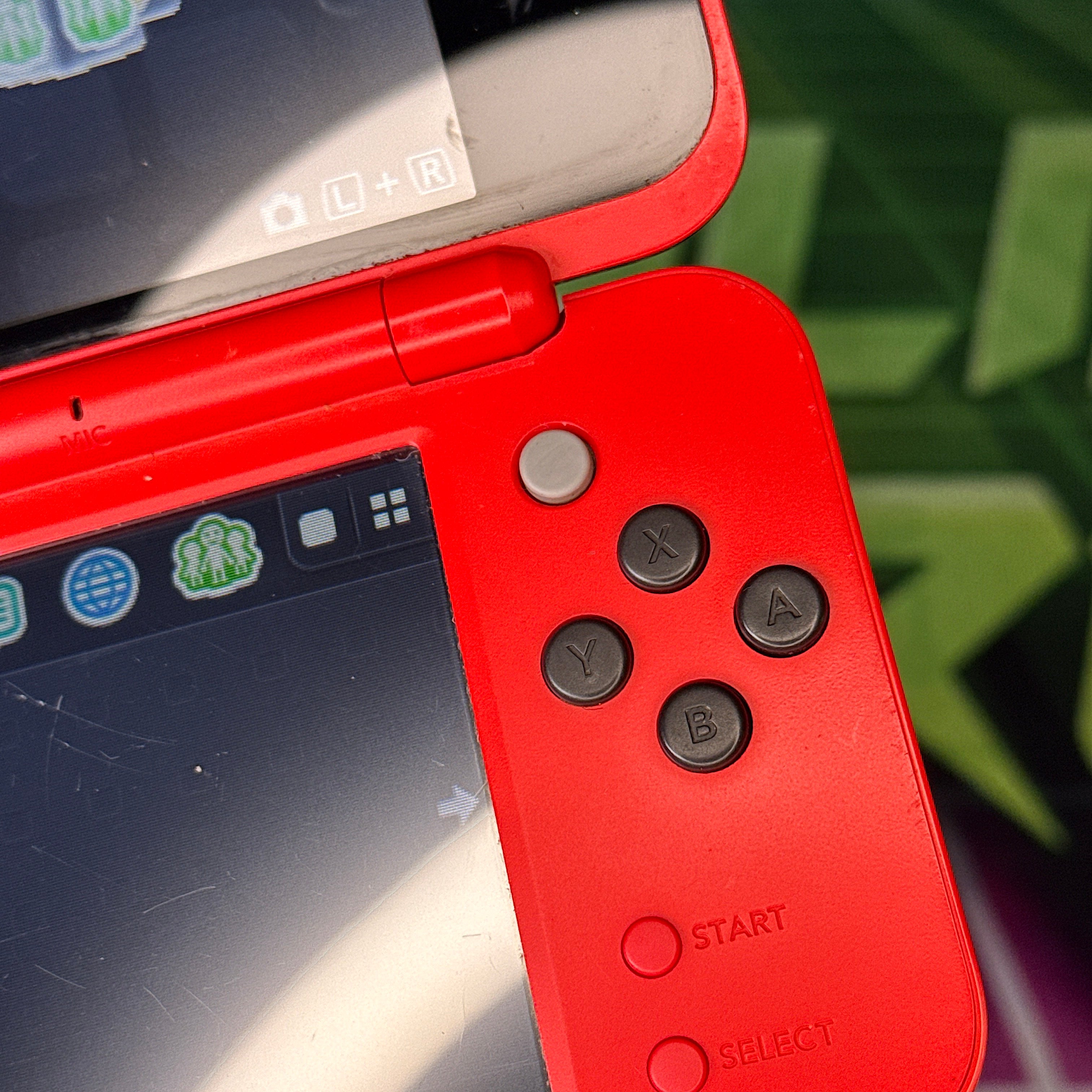New Nintendo 2DS XL - Poké Ball Edition