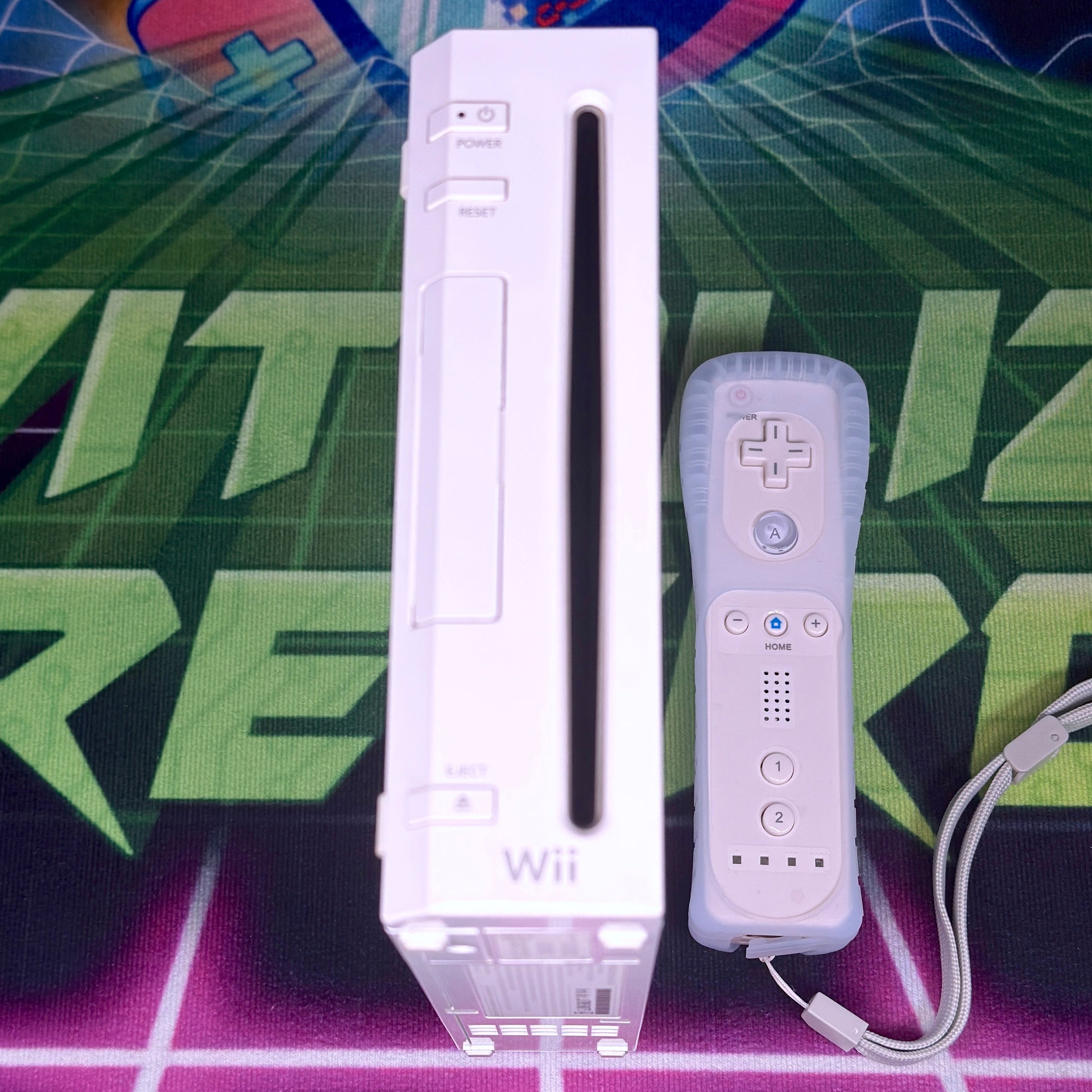 Nintendo Wii Console – White (GameCube Compatible) + Controller
